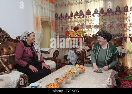 Pishan, Chinas Xinjiang Uygur Autonome Region. 22. November 2015. Zwei Frauen plaudern zu Hause in einer Neuansiedlung Website für Beben betroffenen Bewohner in Pishan Grafschaft, Nordwesten Chinas Xinjiang Uygur Autonome Region, 22. November 2015. Arbeiten für den Wiederaufbau nach der Katastrophe wurde nach einem Erdbeben im Juli im Gange. Der 6,5-Beben erschütterte Pishan Grafschaft, weitgehend von den Leuten von Uygur Ethnie, am 3. Juli bewohnt und drei Tote und 263 verletzte. © Xu Xiaolong/Xinhua/Alamy Live-Nachrichten Stockfoto