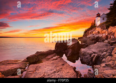 Der Bass Harbor Head Leuchtturm im Acadia National Park, Maine, USA. Während einer spektakulären Sonnenuntergang fotografiert. Stockfoto