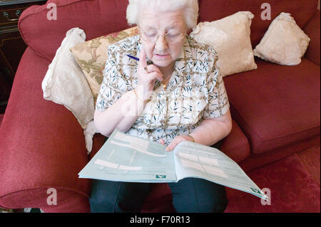 Ältere Frau kämpfen, um Gehäuse nutzen Formular ausfüllen, Stockfoto