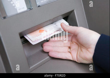 Frau Bargeldbezug an Geldautomaten, Stockfoto