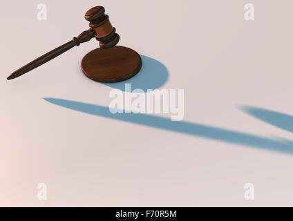 Holz Richter Hammer und Sound Board auf rosa Hintergrund mit langen Schatten. Sehr detaillierte Render. Stockfoto