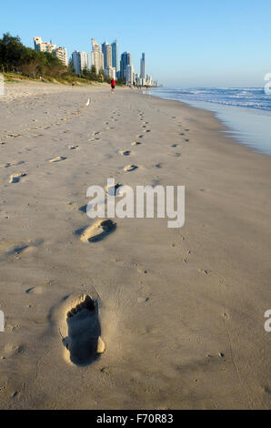 Fußabdrücke auf Strand, Surfers Paradise, Gold Coast, Queensland, Australien Stockfoto