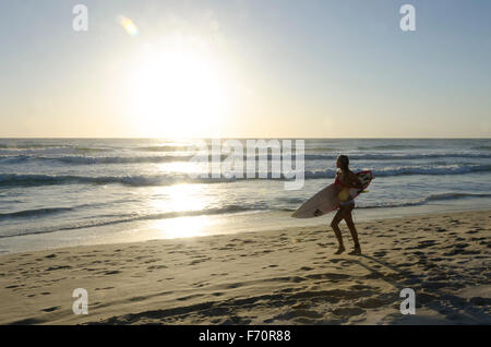 Surfer Strand entlang spazieren, bei Sonnenaufgang, Pazifik, Surfers Paradise, Queensland, Australien Stockfoto