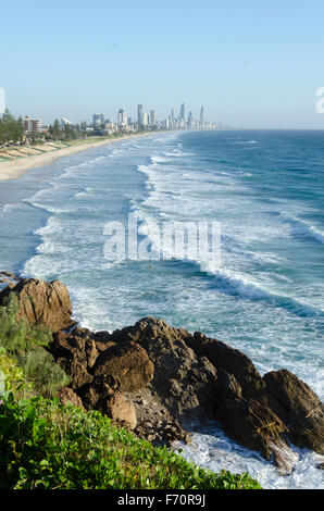 Blick entlang der Strand von Miami Tower Blocks in Surfers Paradise, Gold Coast, Queensland, Australien Stockfoto