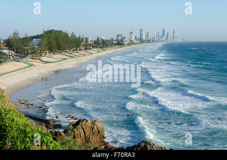 Blick entlang der Strand von Miami Tower Blocks in Surfers Paradise, Gold Coast, Queensland, Australien Stockfoto