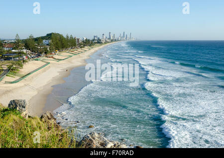 Blick entlang der Strand von Miami Tower Blocks in Surfers Paradise, Gold Coast, Queensland, Australien Stockfoto