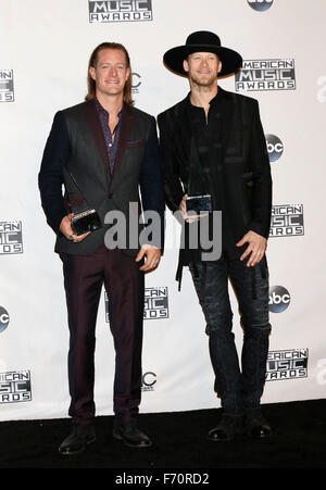 Tyler Hubbard (l) und Brian Kelley posieren im Drucksaal von 2015 American Music Awards, AMAs, im Microsoft-Theatre in Los Angeles, USA, auf 22. November 2015. Foto: Hubert Boesl/dpa Stockfoto