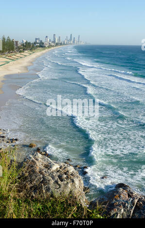 Blick entlang der Strand von Miami Tower Blocks in Surfers Paradise, Gold Coast, Queensland, Australien Stockfoto