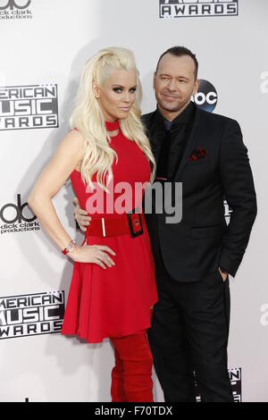 Jenny McCarthy (l) und Donnie Wahlberg teilnehmen 2015 American Music Awards, AMAs, im Microsoft-Theatre in Los Angeles, USA, am 22. November 2015. Foto: Hubert Boesl/dpa Stockfoto