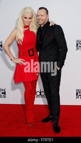 Jenny McCarthy (l) und Donnie Wahlberg teilnehmen 2015 American Music Awards, AMAs, im Microsoft-Theatre in Los Angeles, USA, am 22. November 2015. Foto: Hubert Boesl/dpa Stockfoto