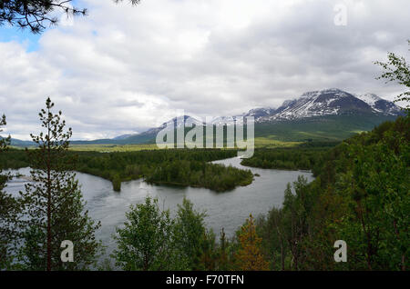 mächtige Fluss und majestätischen Berg in Waldlandschaft Stockfoto