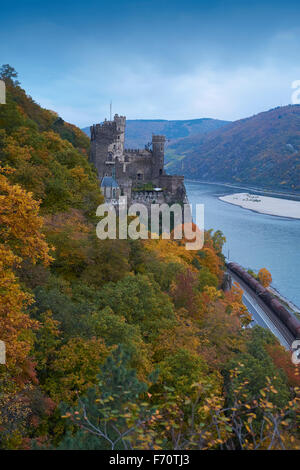 Burg Rheinstein am Rhein in der Nähe von Trechtinghausen, Oberes Mittelrheintal UNESCO Weltkulturerbe, Deutschland Stockfoto