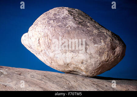 Krishna butterball, Krishna's Butterball, gigantischer Granitfelsen, Mahabalipuram, Mamallapuram, Tamil Nadu, Indien, Asien Stockfoto