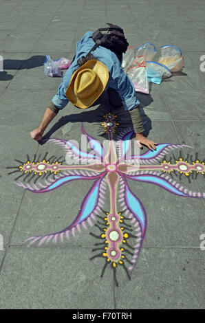 April 2012 Joe Mangrum Malerei mit Sand im Washington Square Park in Greenwich Village, NYC Stockfoto