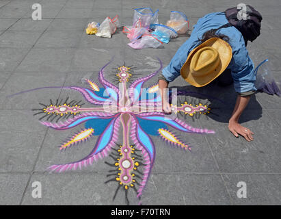 April 2012 Joe Mangrum Malerei mit Sand im Washington Square Park in Greenwich Village, NYC Stockfoto