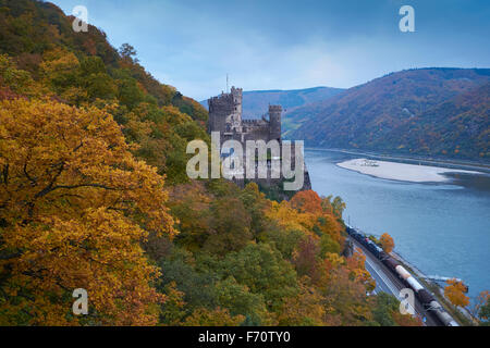 Burg Rheinstein am Rhein in der Nähe von Trechtinghausen, Oberes Mittelrheintal UNESCO Weltkulturerbe, Deutschland Stockfoto