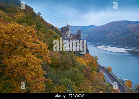 Burg Rheinstein am Rhein in der Nähe von Trechtinghausen, Oberes Mittelrheintal UNESCO Weltkulturerbe, Deutschland Stockfoto