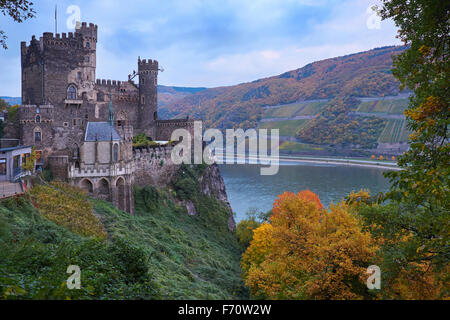 Burg Rheinstein am Rhein in der Nähe von Trechtinghausen, Oberes Mittelrheintal UNESCO Weltkulturerbe, Deutschland Stockfoto