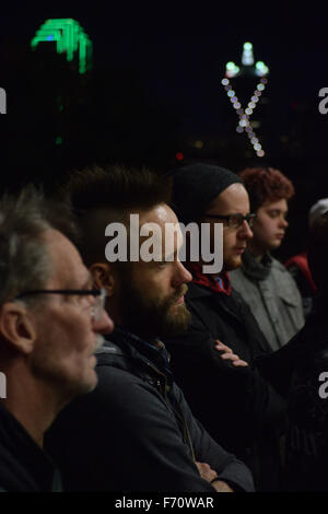 Dallas, Texas, USA. 22. November 2015. Demonstranten in der Menschenmenge vor Dallas Polizeipräsidium Sonntagabend.  Dallas Skyline im Hintergrund. Bildnachweis: Brian T. Humek/Alamy Live-Nachrichten Stockfoto