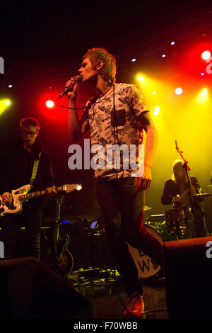 Mailand Italien. 22. November 2015. Die isländische zweiteilige Alternative Band FUFANU führt live auf der Bühne Fabrique Eröffnungsshow von John Grant Credit: Rodolfo weitertransferiert/Alamy Live News Stockfoto