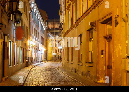 Nachtstraße in der alten Stadt von Riga, Lettland Stockfoto
