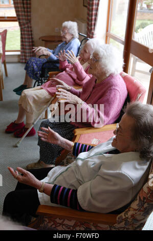 Gruppe von älteren Frauen, die Teilnahme an einer Musik und Bewegung-Therapie-Klasse, Stockfoto