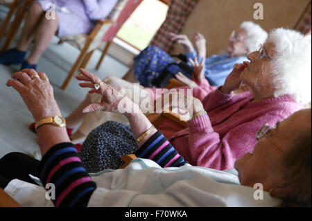 Gruppe von älteren Frauen, die Teilnahme an einer Musik und Bewegung-Therapie-Klasse, Stockfoto