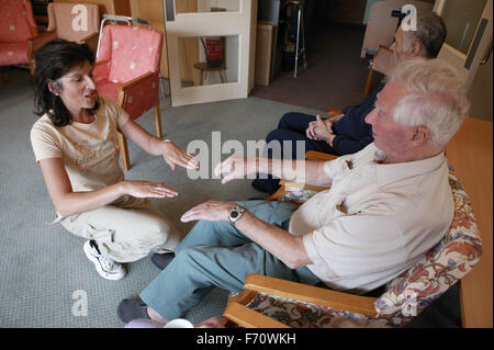 Lehrer und älteren Mann, die Teilnahme an einer Musik und Bewegung-Therapie-Klasse Stockfoto