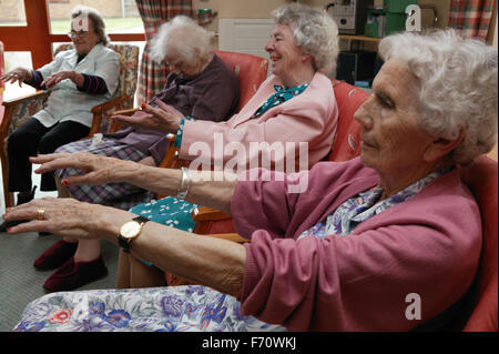 Gruppe von älteren Frauen, die Teilnahme an einer Musik und Bewegung-Therapie-Klasse, Stockfoto