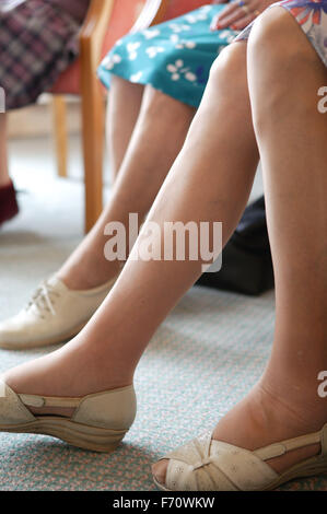 Gruppe von älteren Frauen, die Teilnahme an einer Musik und Bewegung-Therapie-Klasse, Stockfoto