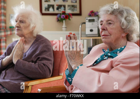 Gruppe von älteren Frauen, die Teilnahme an einer Musik und Bewegung-Therapie-Klasse, Stockfoto