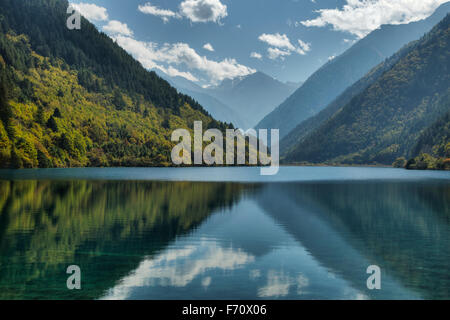 Nashörner Lake Jiuzhaigou Nationalpark Sichuan, China LA007698 Stockfoto