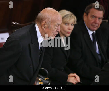 Hamburg, Deutschland. 23. November 2015. Der ehemalige französische Präsident Giscard d? Estaing (l), ehemaliger Bundeskanzler Gerhard Schröder (SPD) und Frau Doris Teilnahme am Staatsbegräbnis fore ehemaligen deutschen Bundeskanzler Helmut Schmidt (SPD) in der St. Michael Kirche in Hamburg, Germany, 23. November 2015. Der ehemalige Bundeskanzler starb bei 96 in Hamburg. Bildnachweis: Dpa picture Alliance/Alamy Live News Stockfoto