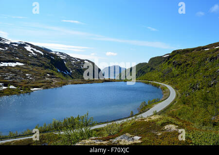 Bergsee im Sommer mit auf Seite Stockfoto