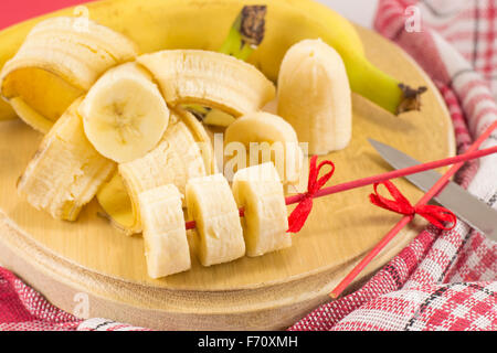 Banane Kebab und Scheiben rustikale Dekoration Omlett auf einem Holztablett Stockfoto