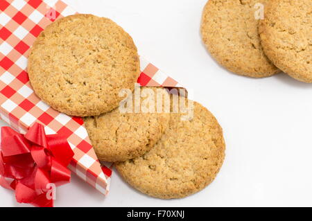 Integrale Cookies in saisonal dekorierten Box mit einem Band auf weißem Hintergrund Stockfoto