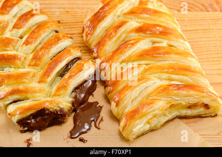 Hausgemachte dunkle und weiße Schokolade süße Kuchen auf einem Holztisch Stockfoto