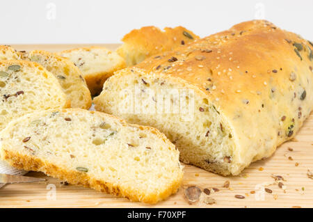 Frische und gesunde hausgemachte Schnittbrot mit Samen auf dem Tisch Stockfoto