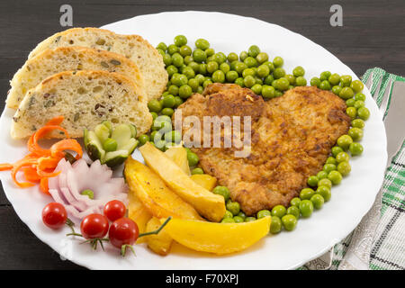 Steak mit Kartoffeln, Tomaten und grüne Bohnen auf einem Teller in Herzform Stockfoto