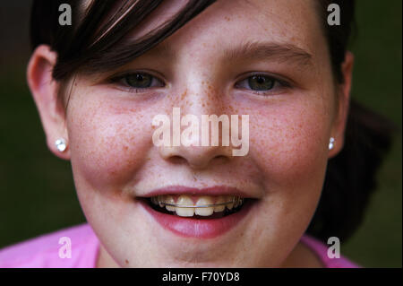 Porträt von Mädchen lächelnd, Stockfoto