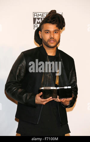 Los Angeles, Kalifornien, USA. 22. November 2015. Kanadische R&B Musiker Abel Makkonen Tesfaye posiert aka The Weeknd mit seinen zwei Auszeichnungen im Drucksaal der 2015 American Music Awards, AMAs, im Microsoft-Theatre in Los Angeles, USA, 22. November 2015. Bildnachweis: Dpa picture Alliance/Alamy Live News Stockfoto