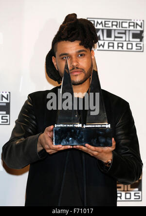 Los Angeles, Kalifornien, USA. 22. November 2015. Kanadische R&B Musiker Abel Makkonen Tesfaye posiert aka The Weeknd mit seinen zwei Auszeichnungen im Drucksaal der 2015 American Music Awards, AMAs, im Microsoft-Theatre in Los Angeles, USA, 22. November 2015. Bildnachweis: Dpa picture Alliance/Alamy Live News Stockfoto