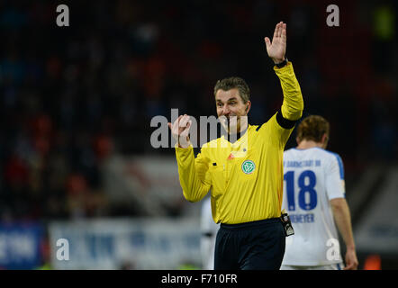 Schiedsrichter Knut Kircher reagiert während der Bundesliga Fußball Spiel FC Ingolstadt Vs SV Darmstadt 98 in Ingolstadt, Deutschland, 22. November 2015. Foto: Andreas Gebert/dpa Stockfoto