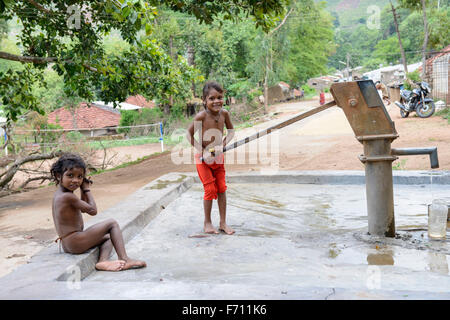 Mädchen, die Wasserpumpen von Hand-Pumpe, Visakhapatnam, Andhra Pradesh, Indien, Asien Stockfoto