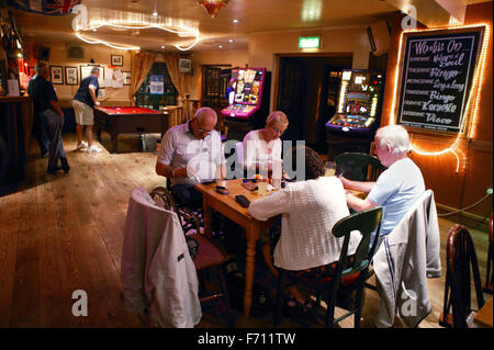 Eine Gruppe von Menschen spielen Bingo in der Kneipe, Stockfoto