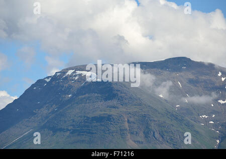 hohen majestätischen Berg, umgeben von kleinen schwimmenden Wolken im Sommer Stockfoto