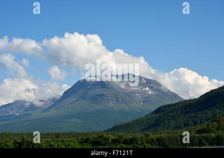 hohen majestätischen Berg, umgeben von kleinen schwimmenden Wolken im Sommer Stockfoto