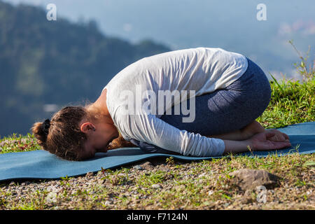 Sportlich Fit Frau Praktiken Yoga Asana Balasana Stockfoto