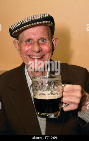 Man einen Druck von Bier zu trinken, Stockfoto