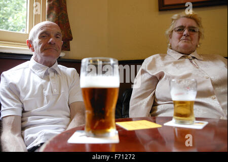 Mann und Frau mit einem Drink in der Kneipe, Stockfoto
